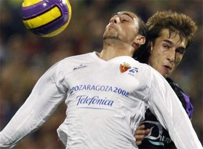 El delantero del Real Zaragoza, Sergio García  recibe el balón ante el centrocampista del Valladolid, Rafael López