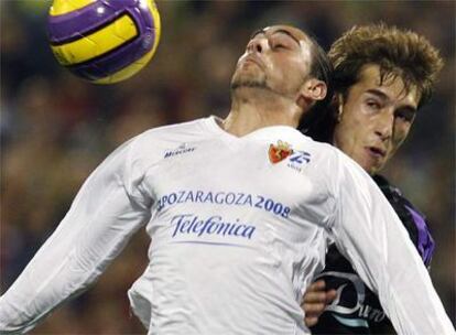 El delantero del Real Zaragoza, Sergio García recibe el balón ante el centrocampista del Valladolid, Rafael López