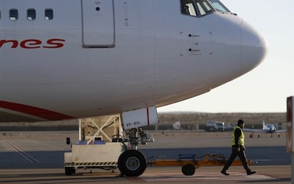 Desde su construcción, el aeropuerto de Teruel no ha gestionado vuelos comerciales. El modelo de negocio del consorcio público que lo gestiona se basa en la concesión de espacios y servicios para empresas aeroespaciales. En la foto: un empleado de la empresa Tarmac.