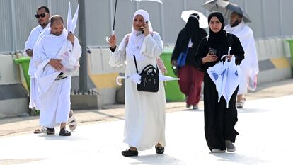 Musulmanes que participan en la peregrinación a la ciudad santa de La Meca, en Arabia Saudí, se protegen del sol con sombrillas, el 14 de junio de 2024.