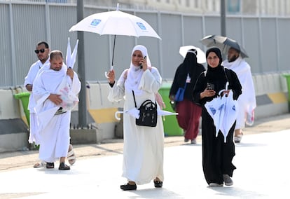 Musulmanes que participan en la peregrinación a la ciudad santa de La Meca, en Arabia Saudí, se protegen del sol con sombrillas, el 14 de junio de 2024.