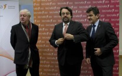 El presidente de Tecnalia, Javier Ormazabal, en el centro, junto a Joseba Jauregizar e Iñaki San Sebastián (derecha).