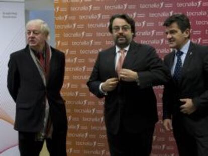 El presidente de Tecnalia, Javier Ormazabal, en el centro, junto a Joseba Jauregizar e Iñaki San Sebastián (derecha).