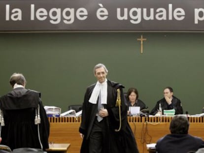 El abogado de Silvio Berlusconi, Niccolo Ghedini (C), este martes en el tribunal de N&aacute;poles.