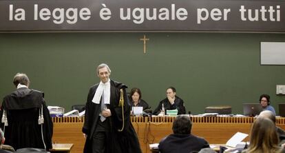 El abogado de Silvio Berlusconi, Niccolo Ghedini (C), este martes en el tribunal de Nápoles.