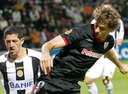 Llorente, a la derecha, pugna con Halliche en el campo del Nacional.