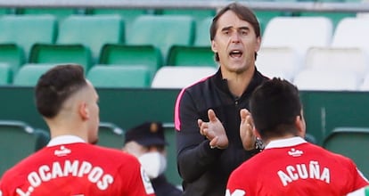 Lopetegui alienta a Ocampos y Acuña en el derbi ante el Betis del dos de enero.