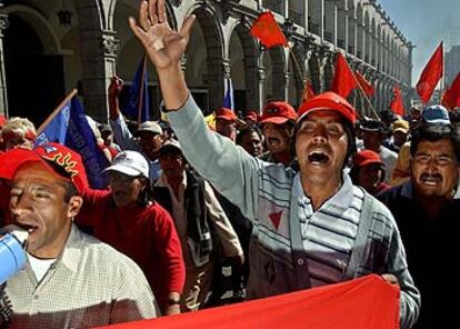 Los manifestantates corean lemas contra la política social del Gobierno peruano.