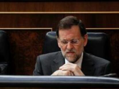 Mariano Rajoy  y Soraya Sáenz de Santamaría ayer en el Congreso