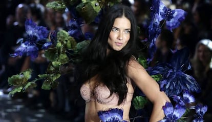 La model Adriana Lima l'any 2015.