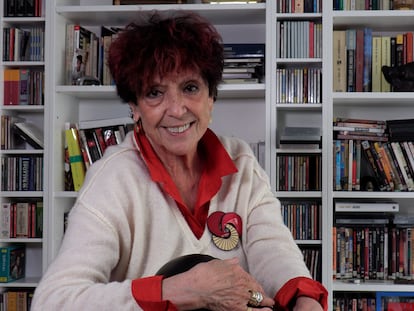 Maruja Torres en su biblioteca.