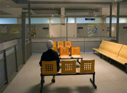 Una paciente en la sala de espera del centro de salud de San Martín de Vitoria (Álava).