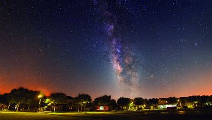 Vista nocturna del cielo en el Dark sky festival, en Harmony (Gales).