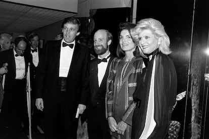 Donald Trump, Jacqueline Bouvier Kennedy Onassis e Ivana Trump asisten a un evento en Lever House, en Nueva York, el 4 de octubre de 1984. 