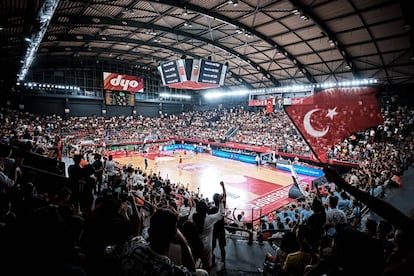 El Mustafa Kemal Atatürk, lleno hasta la bandera.