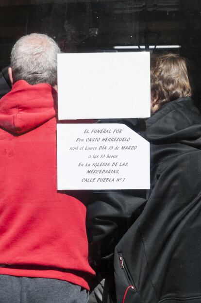 Durante el día de ayer, un anuncio en la puerta de El Palentino recordaba cuándo se va a celebrar el funeral de Casto.