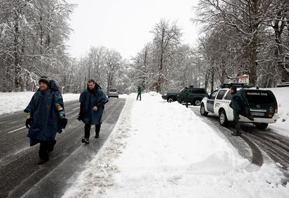 La carretera N-135, en Navarra, afectada por la nieve este domingo.