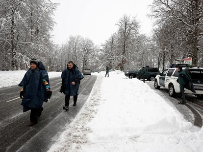 La carretera N-135, en Navarra, afectada por la nieve este domingo.