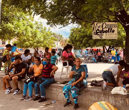 Una joven espera vender su cabellera en un puesto de compra de cabello cerca del Puente Internacional Simón Bolívar, en la frontera entre Colombia y Venezuela.