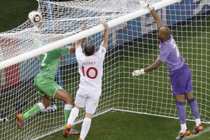 Bougherra, Rooney y Mbouli, colgados de la portería tras no alcanzar un balón por alto.