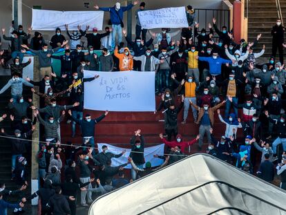 Migrantes marroquíes, alojados en el Colegió León (Las Palmas de Gran Canaria), protestaron el pasado sábado contra el bloqueo del Gobierno que impide su salida a la Península.