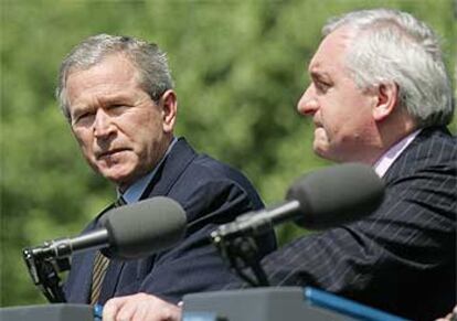 Bush escucha mientras Ahern contesta sobre el relevo del presidente de la Comisión en el castillo de Dromoland.