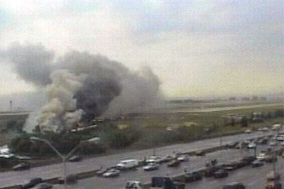 Un Airbus 340 de la compañía Air France procedente de París se ha incendiado cuando intentaba aterrizar en el aeropuerto Internacional de Pearsons de Toronto, el más importante de Canadá. Todo apunta a que el origen del accidente está en el mal tiempo que reinaba en la zona.