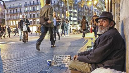 Un sin techo en la plaza Urquinaona de Barcelona.