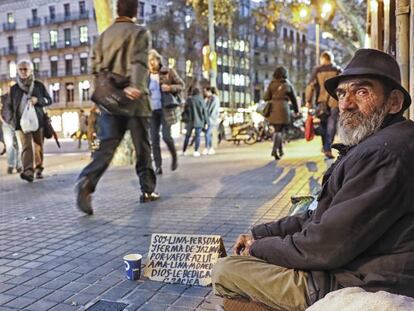 Un sin techo en la plaza Urquinaona de Barcelona. 