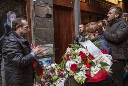 Los padres de Iñigo Cabacas descubren en Bilbao una placa en el lugar donde fue alcanzado su hijo.