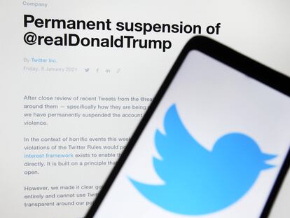 O anúncio da suspensão permanente da conta de Donald Trump no Twitter, em janeiro de 2021.