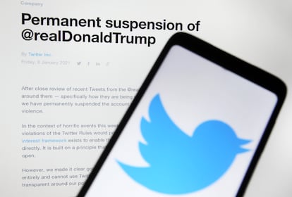 El anuncio de la suspensión permanente de la cuenta de Twitter de Donald Trump, en enero de 2021.