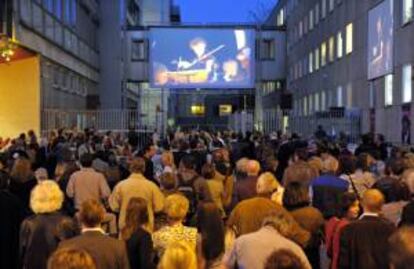 Cientos de personas observan la transmisión en directo de la ópera de Guiseppe Verdi "La Traviata" en el patio de la Ópera Komische de Berlín. EFE/Archivo