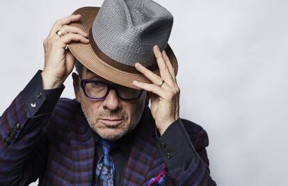 Elvis Costello durante una sesión de fotos en la promoción de su disco, 'Look Now', en Nueva York.