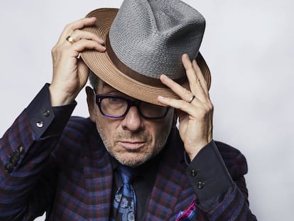 Elvis Costello durante una sesión de fotos en la promoción de su disco, 'Look Now', en Nueva York.