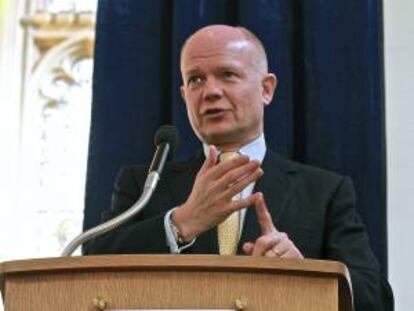 Fotografía cedida por la Asociación Latinoamericana de Comercio e Inversión (LATIA) del ministro británico de Exteriores, William Hague, durante su discurso en el tercer Foro Latinoamericano de Inversión (LAIF 2013), celebrado hoy en la City de Londres, en el que ha animado a los empresarios de su país a abrirse camino en Latinoamérica.