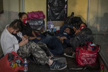 Los alrededores del Hospital Balbuena se han convertido en un pequeño campamento de familiares de pacientes ingresados por todo tipo de enfermedades. Al no poder esperar dentro por las medidas de seguridad debido a la pandemia, muchos duermen a la intemperie. El nombre de su pariente puede sonar a cualquier hora por los altavoces del hospital.