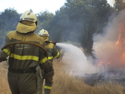 Peones de Seaga participan en la extinci&oacute;n de un incendio en A Peroxa (Ourense) en 2010. 