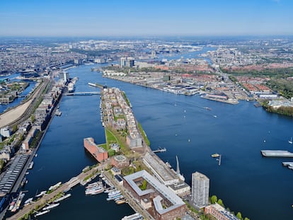 A la izquierda, el centro de Ámsterdam (con la estación central al fondo) y, a la derecha, el distrito Norte. El Puente del Este enlazará ambos espacios.