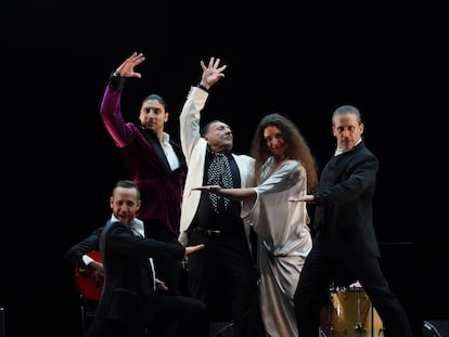 Carrete de Málaga (en el centro, con un pañuelo de lunares) actuando en Londres el 15 de julio.
