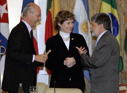 Reunión del G-20 en 2006. Amorim (derecha), ministro brasileño de Exteriores, con el director de la OMC, Lamy, y Schwab, secretaria de Comercio de EE UU.