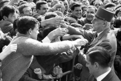 Una multitud en Besancon aclama al general De Gaulle en 1963.