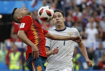 Jordi Alba (izquierda) se hace con el control del balón ante Daler Kuziaev.