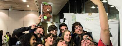 Alumnos del IED se hacen un &#039;selfie&#039; con uno de los &#039;stickers&#039; m&aacute;s famosos de Line convertido en mu&ntilde;eco.