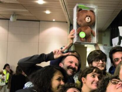 Alumnos del IED se hacen un &#039;selfie&#039; con uno de los &#039;stickers&#039; m&aacute;s famosos de Line convertido en mu&ntilde;eco.