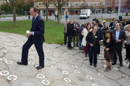 Alfonso Alonso, presidente del PP vasco, en el homenaje a las víctimas del terrorismo que el PP ha celebrado en Vitoria.