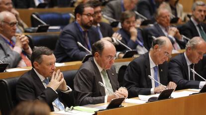 El presidente de Iberdrola, Ignacio Sánchez Galán (el segundo por la izquierda), durante el simposio organizado en el Congreso de los Diputados.