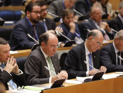 El presidente de Iberdrola, Ignacio Sánchez Galán (el segundo por la izquierda), durante el simposio organizado en el Congreso de los Diputados.