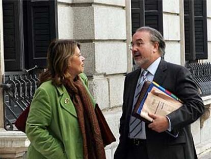 La diputada del PP Elvira Rodríguez, junto a Solbes, en el Congreso.