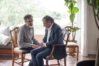 Antoni Gutiérrez-Rubí, asesor de la campaña de Gustavo Petro, en el apartamento del candidato días antes de las elecciones de segunda vuelta. 